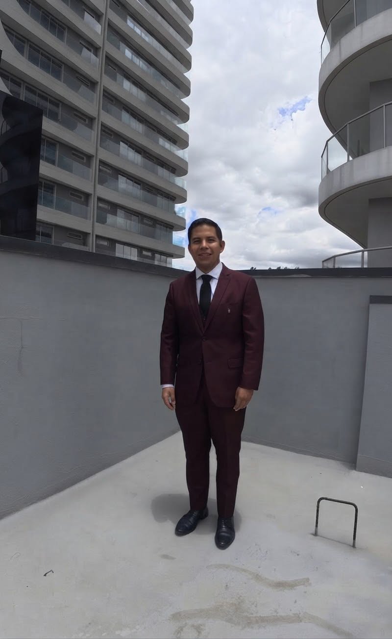 Kevin Bonilla en obra frente a torres residenciales en Ecuador